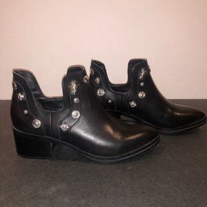 EB by Miista - Black leather ankle boots w/charms